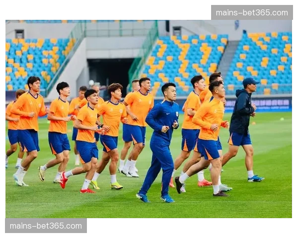 谢文能染红暴露心态失衡 泰山少打一人后防线彻底崩盘